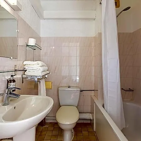Otel Logis Heraclee Saint-Gilles (Gard)